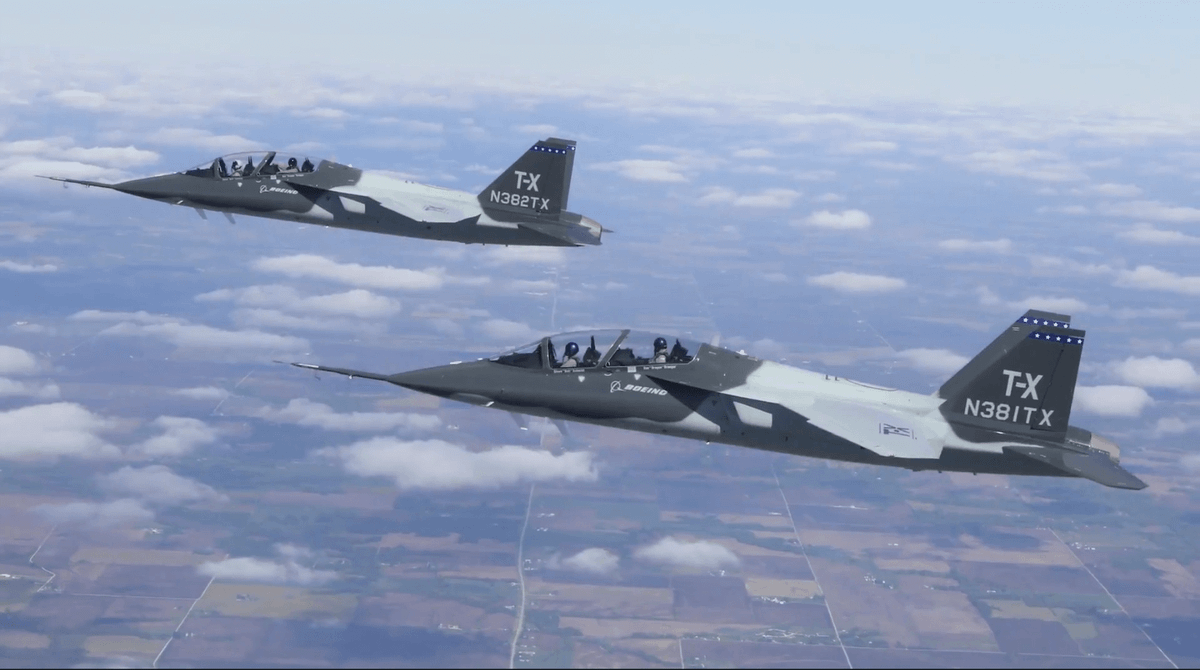 Trong tương lai, chắc chắn phi cơ huấn luyện T-X sẽ được sử dụng để đào tạo các phi công F-35 và F-22 của Không quân Mỹ - nghĩa là T-X đạt chuẩn huấn luyện phi công lái chiến đấu cơ thế hệ thứ 5. Nguồn ảnh: USAF.