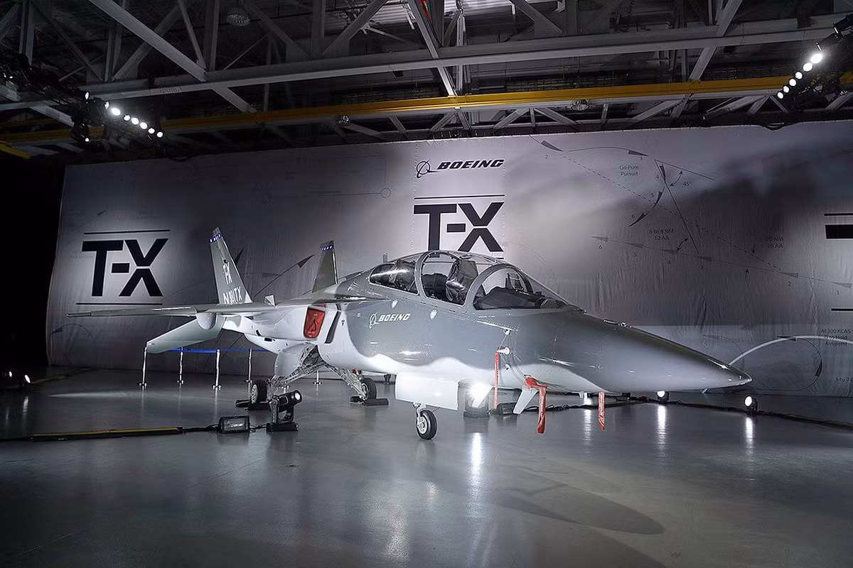 Nhiều chuyên gia cho rằng, nếu tốc độ của T-38 đã là Mach 1.3 tương đương với khoảng 1400 km/h thì ít nhất, tốc độ của T-X cũng sẽ phải là tương đương thậm chí hơn. Trong khi đó, trần bay của T-X chắc chắn sẽ lớn hơn nhiều trần bay của T-38 (chỉ là hơn 15.000 mét). Nguồn ảnh: USAF.