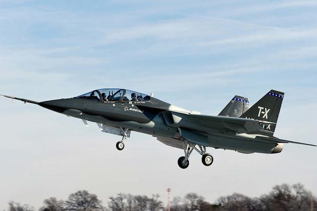 T-X cũng có tới hai cánh đuôi đứng - điều này khiến khả năng kiểm soát bay trên không ở tốc độ thấp của T-X tốt hơn nhiều so với T-38 vốn dĩ chỉ có một cánh đuôi đứng. Nguồn ảnh: USAF.