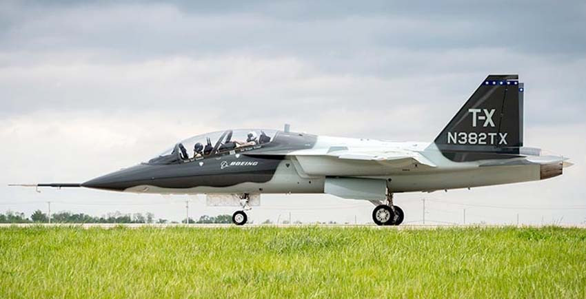 Theo đó, tới ngày 30/9 năm nay các phi cơ huấn luyện T-38 Talon sẽ bắt đầu quá trình về hưu. Thay thế chúng là các phi cơ huấn luyện siêu âm loại T-X do Boeing sản xuất. Năm 2019 này, Không quân Mỹ dự định sẽ chi khoảng 16 tỷ USD để thay máu một phần dàn máy bay huấn luyện siêu âm của nước này. Nguồn ảnh: Defence.