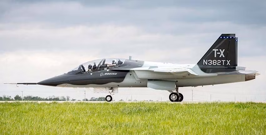 Theo đó, tới ngày 30/9 năm nay các phi cơ huấn luyện T-38 Talon sẽ bắt đầu quá trình về hưu. Thay thế chúng là các phi cơ huấn luyện siêu âm loại T-X do Boeing sản xuất. Năm 2019 này, Không quân Mỹ dự định sẽ chi khoảng 16 tỷ USD để thay máu một phần dàn máy bay huấn luyện siêu âm của nước này. Nguồn ảnh: Defence.