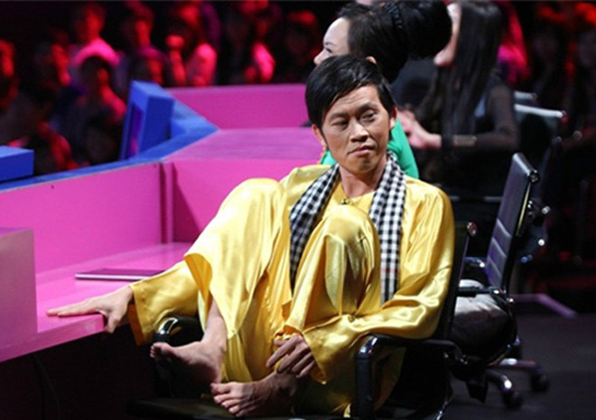 Được mời làm giám khảo của nhiều chương trình truyền hình nổi tiếng, Hoài Linh kiếm được không ít thù lao. Vậy nhưng, anh luôn coi mình là một người nông dân với thói quen để chân trần cho thoải mái.