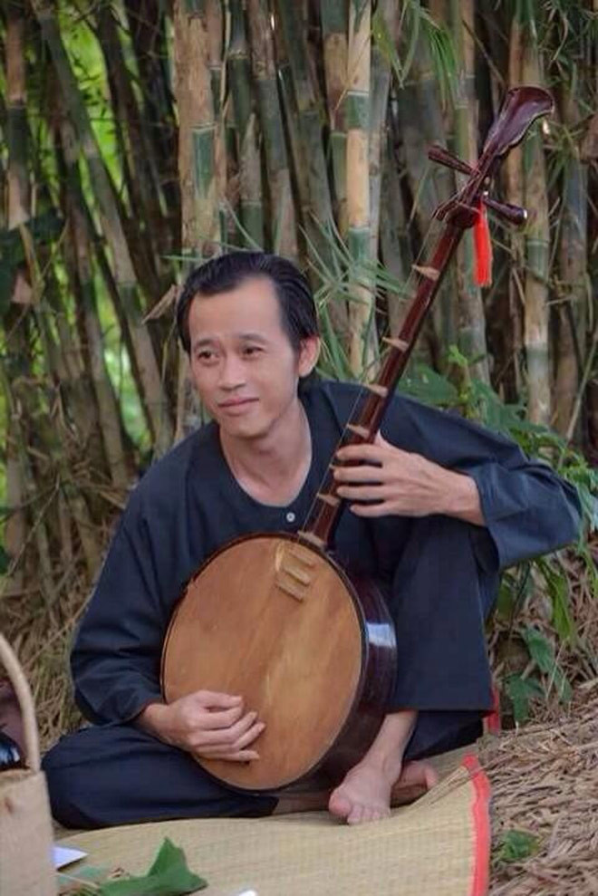 Hình ảnh Hoài Linh gắn liền với bộ bà ba, quấn khăn rằn cùng với đôi chân trần.