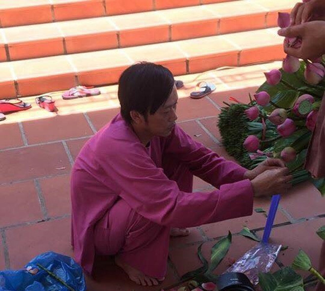 Vóc dáng gày gò của nghệ sĩ Hoài Linh với đôi chân trần trên nền gạch khiến nhiều người xúc động.