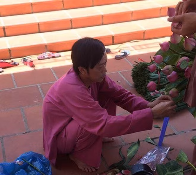 Vóc dáng gày gò của nghệ sĩ Hoài Linh với đôi chân trần trên nền gạch khiến nhiều người xúc động.