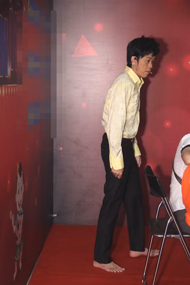 Ăn vận lịch sự để ghi hình nhưng Hoài Linh vẫn thường đi chân trần trên nền nhà.