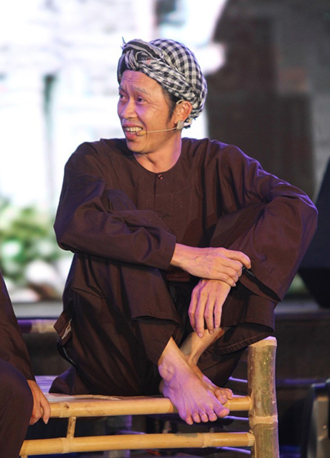 Khi diễn trên sân khấu, nghệ sĩ Hoài Linh vẫn thích đi chân trần nhất. Đôi chân gày guộc khiến nhiều khán giả vừa thương vừa xót.