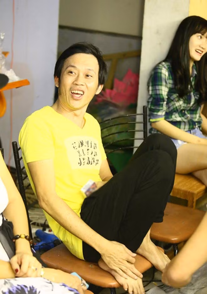 Cánh phóng viên ảnh luôn bắt gặp những khoảnh khắc người nghệ sĩ này đưa hai chân lên ghế ngồi theo đúng phong cách của những người nông dân Nam Bộ.