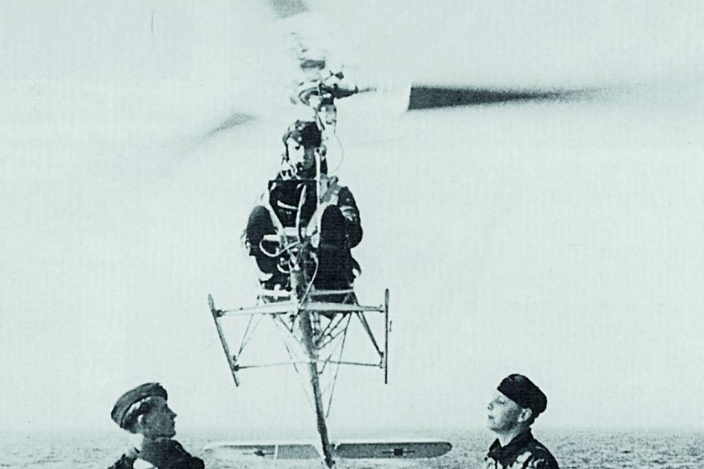 Loại trực thăng do thám này không có cánh đuôi nên cách thức hoạt động cũng hoàn toàn khác trực thăng ngày nay. Theo đó, trực thăng Fa 330 sẽ được cột vào tàu ngầm bằng 150 mét dây. Động cơ của trực thăng chỉ đóng vai trò tạo lực nâng để cất cánh lên cao. Khi cần thu hồi, 150 mét dây sẽ được máy kéo lại từ từ, qua đó giúp kéo trực thăng xuống. Nguồn ảnh: Militaryfactory.