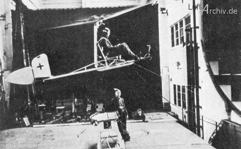 Tối đa, Fa 330 có thể bay cao được 120 mét - dù vẫn còn tới 30 mét dây dự phòng nhưng độ cao này là quá đủ cho mục đích quan sát. Tầm nhìn của tàu ngầm U-boat được mở rộng chỉ từ 9 cây số lên tới 46 km nhờ hệ thống trực thăng này. Nguồn ảnh: Militaryfactory.