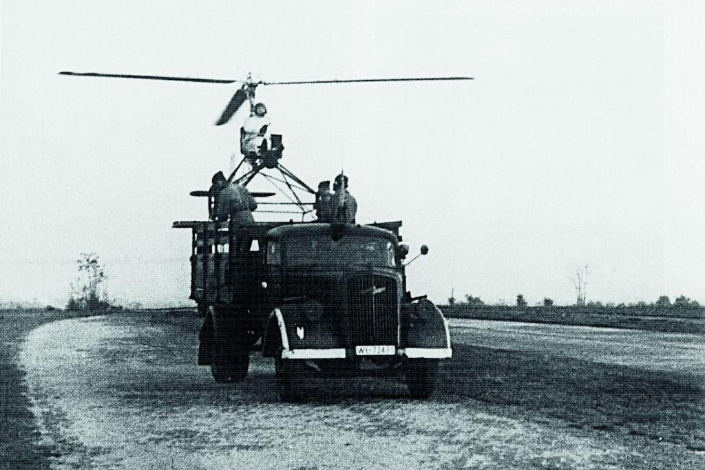 Theo hướng dẫn sử dụng trực thăng do thám Fa 330 trên biển cho các thuyền trưởng tàu ngầm, trong trường hợp tàu ngầm cần lặn khẩn cấp, các thuyền trưởng có thể vừa chìm tàu và vừa thu dây kéo trực thăng, sau khi trực thăng chạm mặt nước phi công sẽ cắt dây kéo. Nguồn ảnh: Militaryfactory.