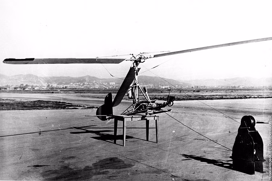 Sau khi tình huống nguy hiểm qua đi, tàu ngầm sẽ nổi lên tìm phi công và trực thăng sau - tất nhiên là trong nhiều trường hợp phi công sẽ bị bắt làm tù binh hoặc trôi dạt đi mất - tuy nhiên đây là thiệt hại có thể chấp nhận được so với việc làm nguy hiểm tới toàn bộ thành viên thuỷ thủ đoàn. Nguồn ảnh: Militaryfactory.