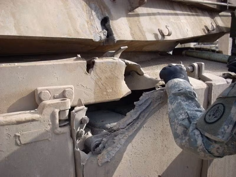 Với sức mạnh trên, RPG-29 hoàn toàn có khả năng xuyên phá qua lớp giáp modul trên Type 99 vốn luôn được quảng cáo có khả năng phòng vệ tương đương với xe tăng M1 Abrams của Mỹ. Trong ảnh là một chiếc M1 Abrams dính đạn chống tăng từ RPG-29. Có thể thấy sức nổ quá lớn của PG-29V khiến lớp vỏ xe tăng Mỹ gần như bị "vỡ" như bìa cát-tông. Nguồn ảnh: ABCnews.