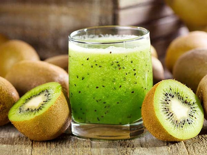 Anh đào, kiwi: Anh đào, đặc biệt là anh đào chua là một nguồn tuyệt vời của vitamin A, giúp duy trì chức năng thần kinh và chống lại các tổn thương gốc tự do. Chúng cũng chứa một loạt các polyphenol làm giảm stress oxy hóa và viêm. Trong khi đó, trái kiwi giàu vitamin C gần như gấp đôi so với cam và chanh.