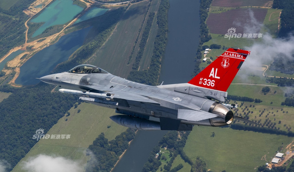 Trong khi đó F-16 là chiến đấu cơ một ghế ngồi được thiết kế bởi General Dynamics và ra đời từ năm 1973. Loại phi cơ một động cơ này có giá rất rẻ và chi phí vận hành thuộc vào hàng rẻ nhất trong Không quân Mỹ với mỗi giờ bay chỉ tốn dưới 4.000 USD. Nguồn ảnh: Sina.