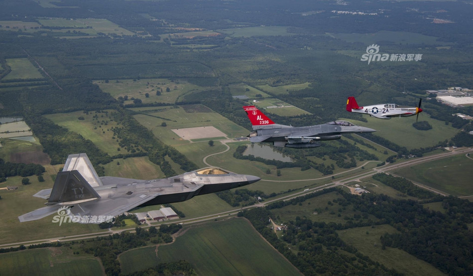 Phi đoàn 100 là một trong những phi đoàn đầu tiên của Không quân Mỹ được thành lập từ năm 1942 trong Thế chiến thứ 2. Vừa qua, phi đoàn này vừa có màn trình diễn đặc biệt nhằm kỷ niệm 71 năm thành lập Không quân Mỹ (18/9/1947-18/9/2018) với sự tham gia của ba thế hệ máy bay huyền thoại nhất trong lịch sử lực lượng này. Nguồn ảnh: Sina.