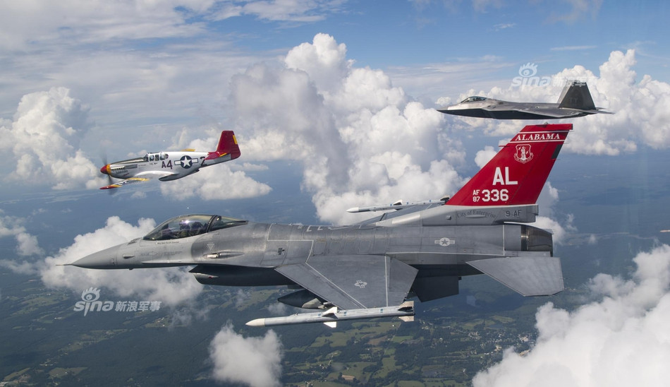 Phi đoàn 100 có truyền thống sơn đuôi màu đỏ, đây là truyền thống bắt nguồn từ thời Chiến tranh Triều Tiên. Việc sơn đuôi màu đỏi khiến máy bay dễ bị địch phát hiện hơn nhưng cho thấy chất "cao bồi" đầy bản lĩnh của các phi công thuộc phi đoàn này. Nguồn ảnh: Sina.