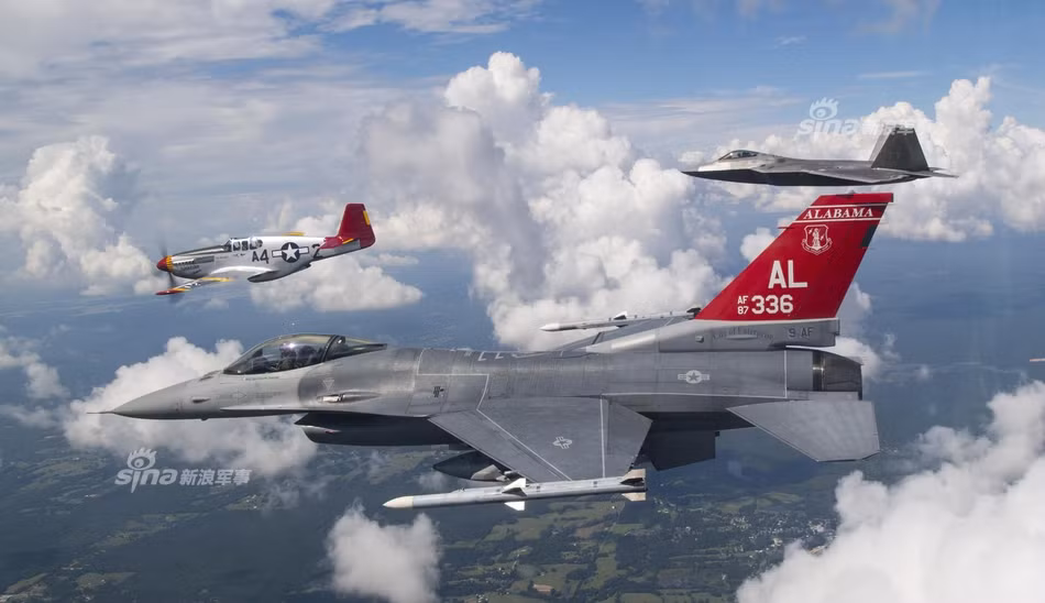 Phi đoàn 100 có truyền thống sơn đuôi màu đỏ, đây là truyền thống bắt nguồn từ thời Chiến tranh Triều Tiên. Việc sơn đuôi màu đỏi khiến máy bay dễ bị địch phát hiện hơn nhưng cho thấy chất "cao bồi" đầy bản lĩnh của các phi công thuộc phi đoàn này. Nguồn ảnh: Sina.