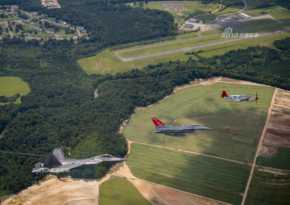 Đội hình ba máy bay nổi tiếng nhất lịch sử Không quân Mỹ bao gồm tiêm kích sử dụng động cơ cánh quạt P-51, tiêm kích đa năng sử dụng động cơ phản lực F-16 và tiêm kích tàng hình đầu tiên của nước Mỹ F-22. Nguồn ảnh: Sina.