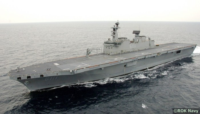 Giá của mỗi tàu đổ bộ lớp Dokdo chỉ vào khoảng 300 triệu USD (theo tỷ giá năm 2005). Hàn Quốc đã từng dự định đóng tổng cộng ba tàu đổ bộ thuộc lớp này, tuy nhiên sau đó phía Hải quân Hàn Quốc đã huỷ một chiếc, chỉ dự kiến sẽ sử dụng hai chiếc. Nguồn ảnh: ROKnavy.