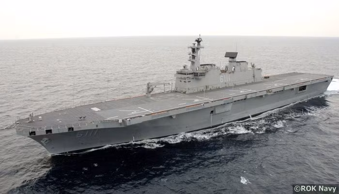 Giá của mỗi tàu đổ bộ lớp Dokdo chỉ vào khoảng 300 triệu USD (theo tỷ giá năm 2005). Hàn Quốc đã từng dự định đóng tổng cộng ba tàu đổ bộ thuộc lớp này, tuy nhiên sau đó phía Hải quân Hàn Quốc đã huỷ một chiếc, chỉ dự kiến sẽ sử dụng hai chiếc. Nguồn ảnh: ROKnavy.