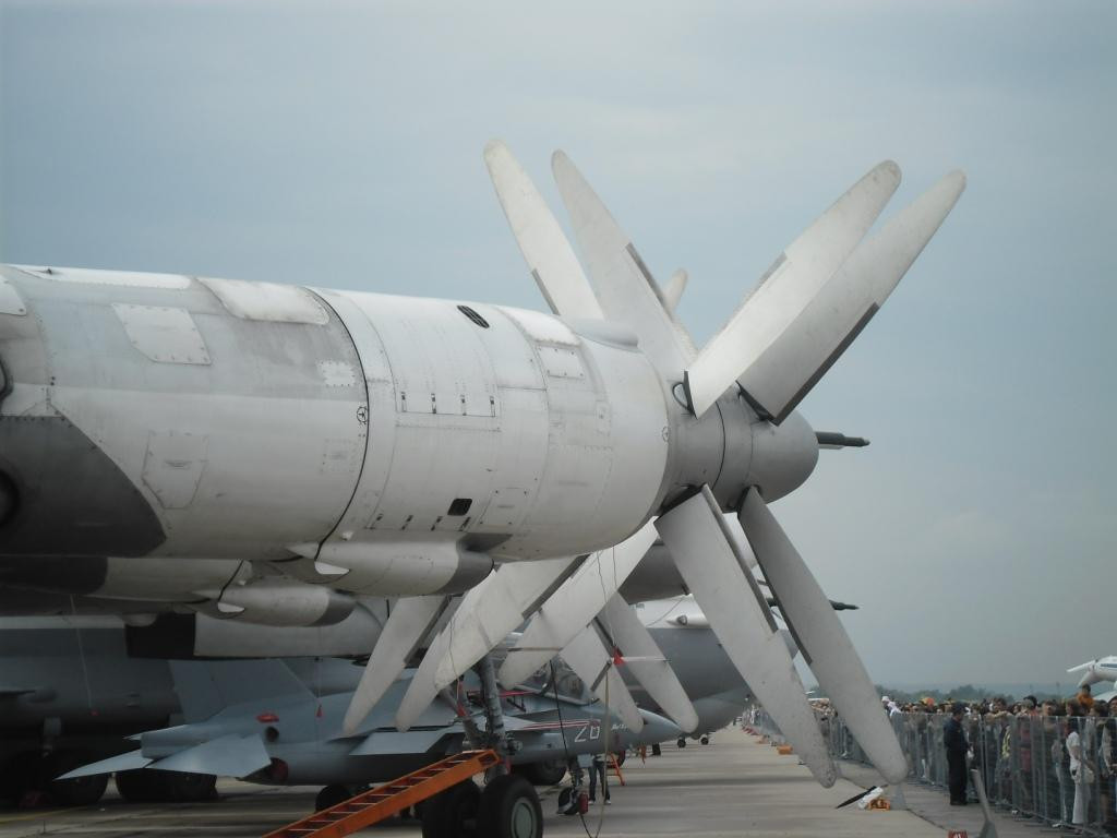 Tu-95MS ra đời từ năm 1956 dưới bàn tay nhào nặn của Liên Xô. Đây là loại máy bay ném bom chiến lược tầm xa, được trang bị bốn động cơ cánh quạt kép đặc biệt. Ảnh: Động cơ cánh quạt kép độc nhất vô nhị của Tu-95MS. Nguồn ảnh: Pinterest.