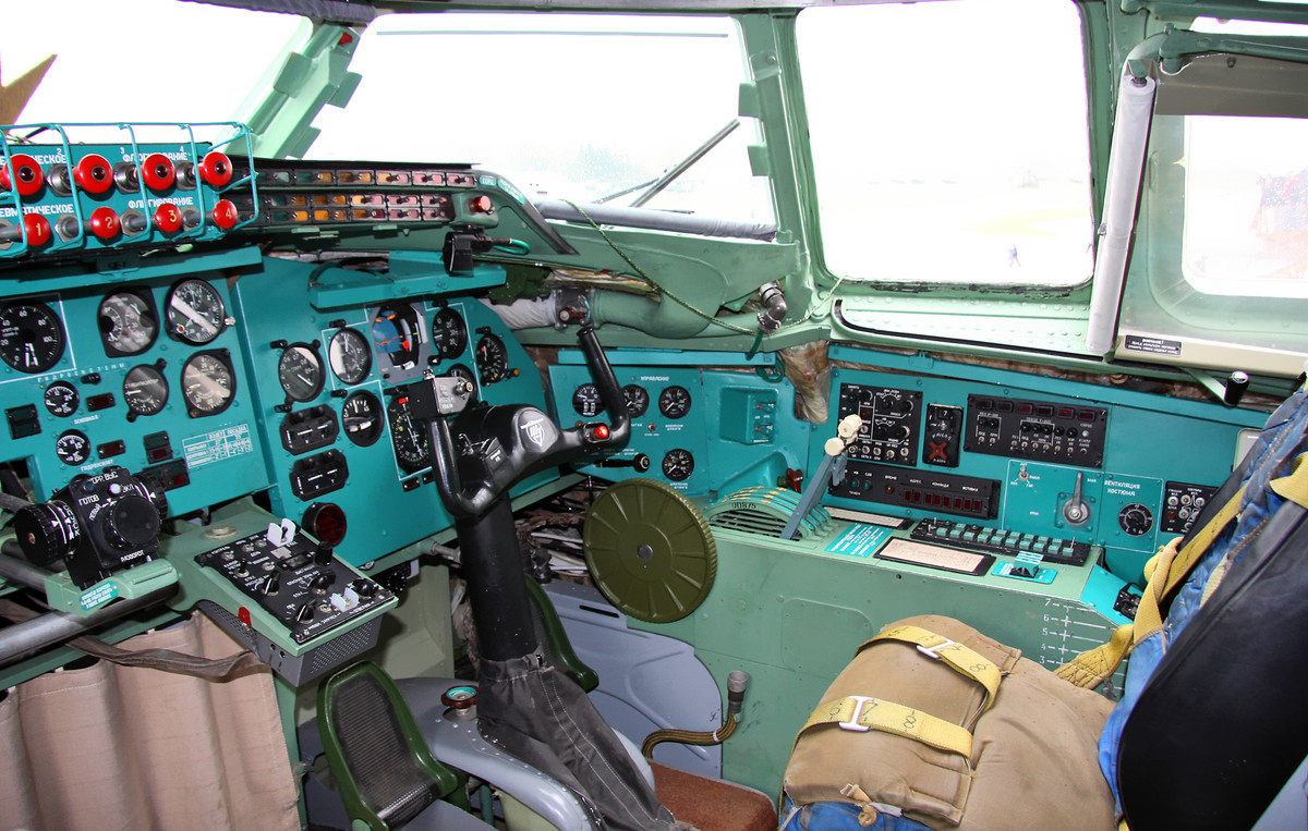 Bên trong khoang lái cực kỳ thô sơ của Tu-95MS, hoàn toàn không có bất cứ một màn hình điện tử nào được sử dụng. Nguồn ảnh: Tupolev.