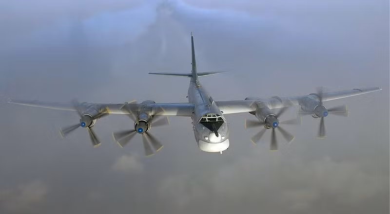 Tu-95MS có khả năng mang tối đa 15.000 kg vũ khí các loại, trong đó có các loại tên lửa hành trình, tên lửa chống hạm,... Điểm đặc biệt của Tu-95MS đó là nó vẫn được trang bị pháo đuôi có cỡ nòng 23mm để tự vệ. Nguồn ảnh: Tube.