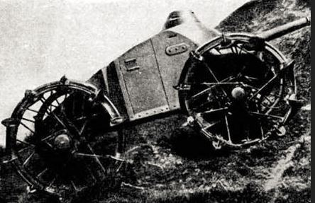 Italia thậm chí còn chế ra loại xe tăng có bánh cực lớn để vượt chiến hào trong Chiến tranh Thế giới thứ nhất. Thiết kế bánh cỡ lỡn này rõ ràng không thể khoẻ hơn bánh xích được vì động cơ của thời kỳ này cũng rất yếu. Nguồn ảnh: Twillight.