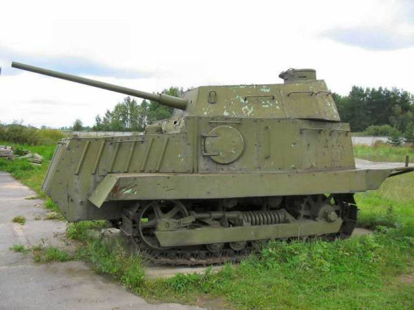 Trong Chiến tranh Thế giới thứ hai, kể cả khi các loại xe tăng đã được định hình tiêu chuẩn chung, vẫn luôn có những sản phẩm phá cách như KhTZ 16 của Liên Xô. Chiếc xe tăng này mang bản chất rất "máu chiến" của người Liên Xô vì vốn dĩ nó là xe kéo cứu hộ xe tăng nhưng vẫn được các kỹ sư lắp cho hẳn một khẩu pháo. Nguồn ảnh: Twillight.