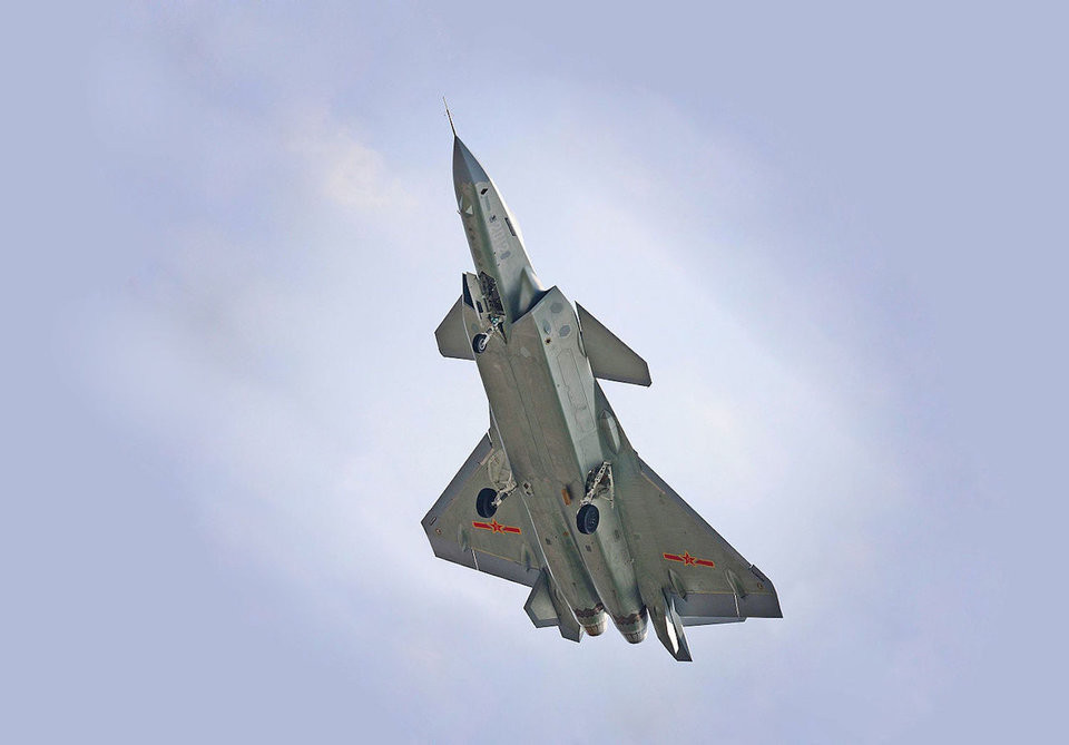Loai bo diem yeu lon nhat, J-20 Trung Quoc da san sang doi dau F-35