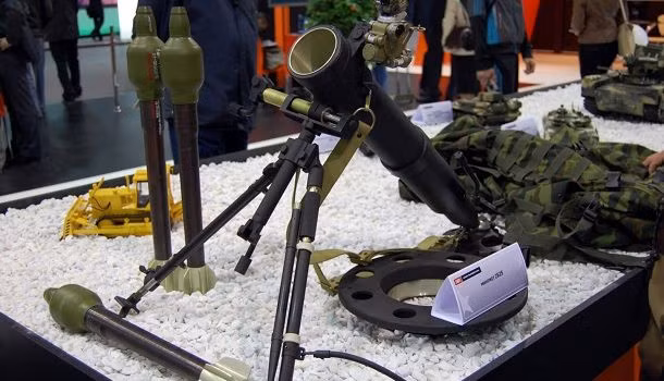 Việc thay đổi liều lượng thuốc phóng của đạn 3VO35 sẽ khiến tầm xa - gần của nó cũng có thể được thay đổi theo, từ đó khiến kíp chiến đấu của 2B25 có thể an toàn vì pháo binh của đối phương khó có thể tính toán để phản pháo lại họ được do không biết rõ tầm bắn cụ thể mà loại đạn đang được sử dụng. Nguồn ảnh: Defence.