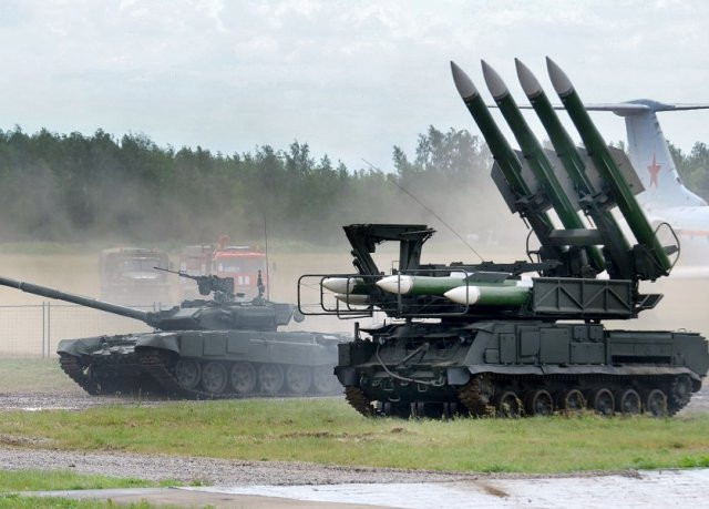 Cuối cùng là tổ hợp tên lửa phòng không Buk - tổ hợp phòng thủ tầm trung hiện đại nhất thế giới hiện nay. Trong quá khứ Buk đã có lịch sử tham chiến dày đặc, vít cổ nhiều loại máy bay và tên lửa của phương Tây. Nguồn ảnh: BI.