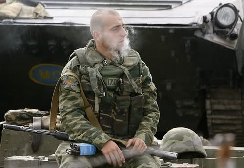 Thậm chí, bộ trưởng quốc phòng Nga hiện tại cũng không phải là người Nga gốc mà là người Tuva. Điều duy nhất về yếu tố con người mà Nga đang gặp phải đó là sự già hoá dân số. Dân số Nga kể từ khi Liên Xô tan rã tới nay luôn giảm liên tục, tới nay chỉ còn 144,3 triệu. Nguồn ảnh: Pinterest.