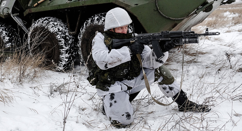 Việc tác chiến trên địa hình tuyết trắng cũng sẽ là một trở ngại cực kỳ khó khăn cho những người lính tham chiến. Trong lịch sử, người Liên Xô cũng đã từng thiệt hại khủng khiếp khi tấn công vào Phần Lan trong chiến tranh mùa Đông với trang bị không phù hợp. Nguồn ảnh: Sputnik.