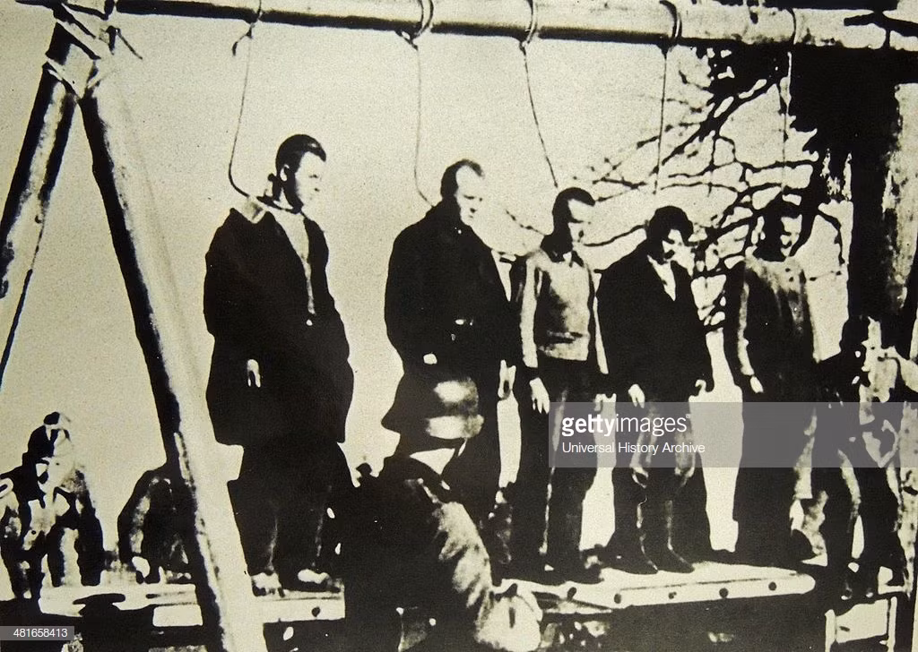 Trong quá khứ, đã có những tấm gương người Liên Xô cực kỳ quả cảm, chiến đấu trong lòng địch hàng năm trời trước khi bị Đức bắt sống và bị mang ra xử tử. Thậm chí những đơn vị du kích trong lòng địch của Liên Xô trước kia còn có số lượng lớn tới nỗi, Moscow phải gửi sĩ quan chỉ huy cùng chính uỷ xuống khu vực bị chiếm đóng để chỉ huy được lực lượng du kích địa phương này. Nguồn ảnh: Gettyimg.