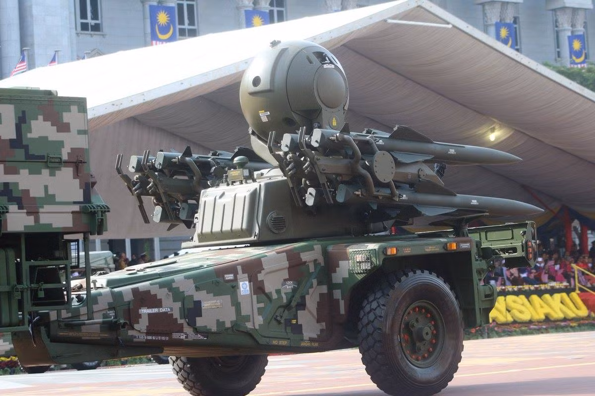 Tổ hợp tên lửa phòng không Rapier 2000 do Anh thiết kế và sản xuất có mặt trong biên chế quân đội Malaysia. Nguồn ảnh: ST.