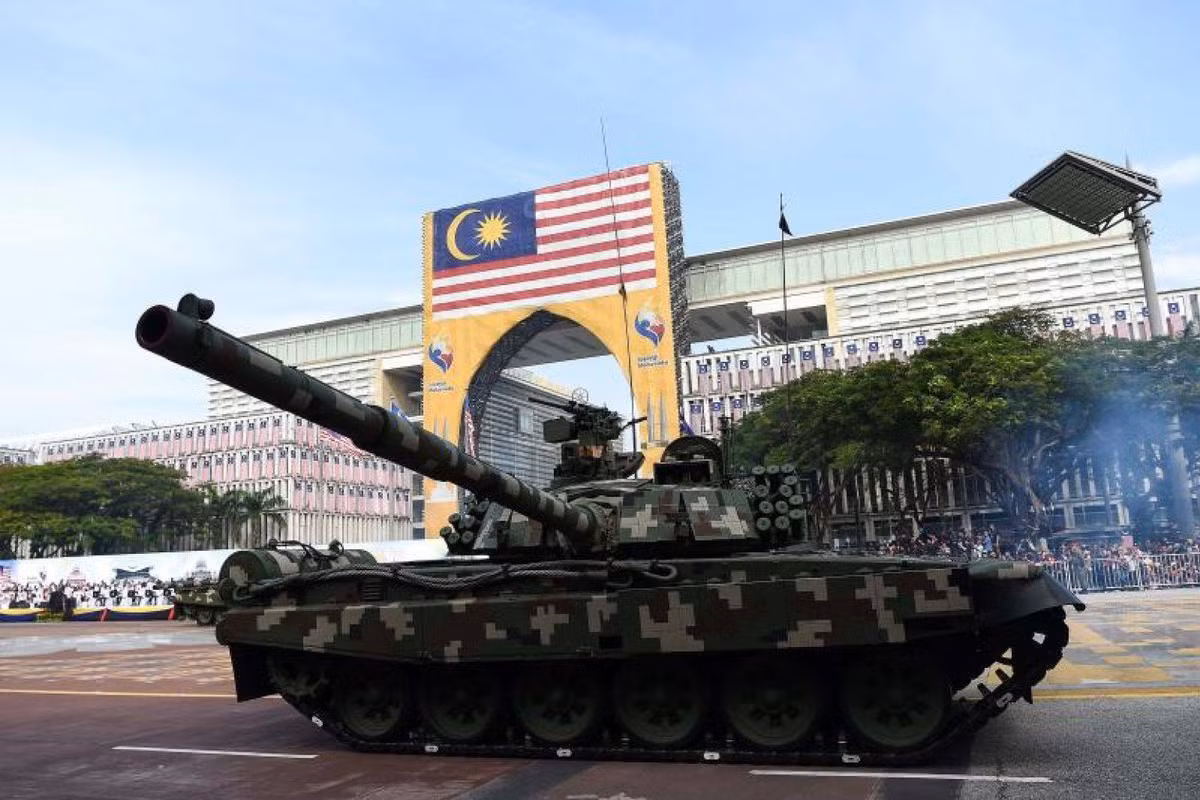 Xe tăng PT-91M Pendekar, loại xe tăng chiến đấu chủ lực hiện đại nhất của quân đội Malaysia. Đây là phiên bản cải tiến từ xe tăng T-72M1 được sản xuất bởi Ba Lan. Nguồn ảnh: ST.
