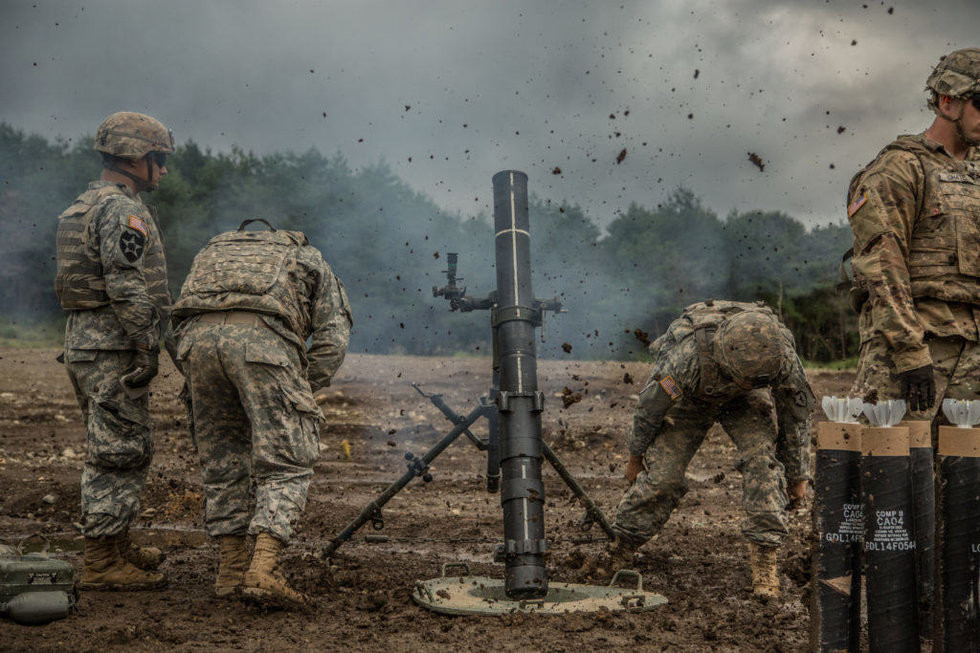 Vấn đề nảy sinh ở đây đó là nếu nòng có khương tuyến, viên đạn cối sẽ khó đút vào cối ở phía đầu nòng nếu quả đạn có thiết kế như thông thường. Để khắc phục vấn đề này, một loại chốt đuôi một chiều đặc biệt đã được gắn vào các viên đạn súng cối chuyên sử dụng cho loại súng có đường khương tuyến. Nguồn ảnh: Pinterest.