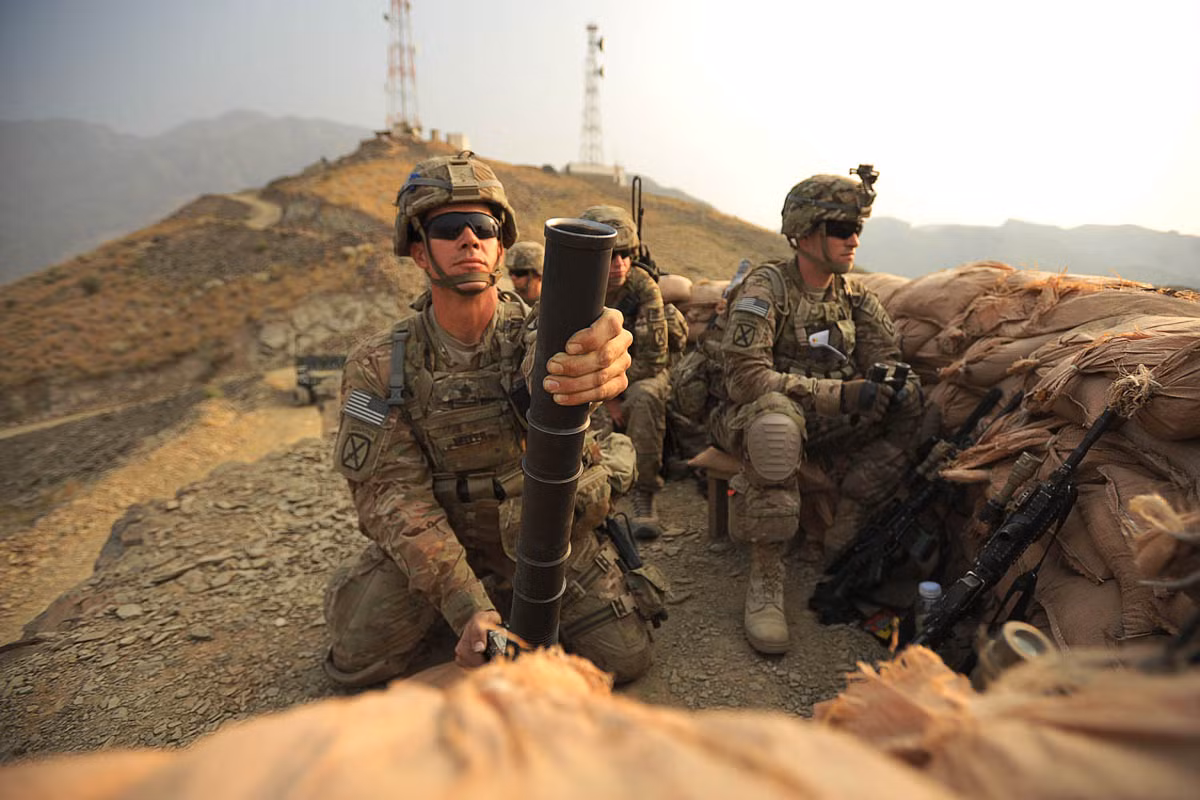 Các loại pháo cối nhỏ nhất ngày nay có thể có trọng lượng chỉ dưới 10 kg. Tuy nhiên do là loại vũ khí có độ chính xác không cao và buộc phải bắn tấp cập để đạt hiệu quả tốt nhất, phần nặng nề nhất của pháo cối lại chính là đạn pháo. Nguồn ảnh: USarmy.