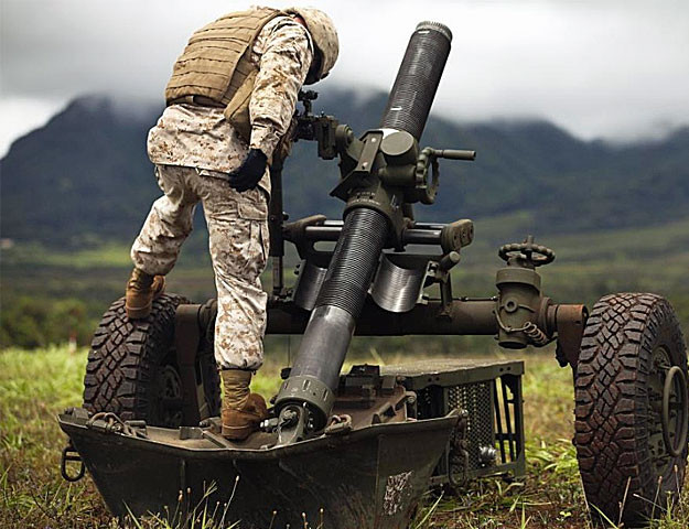 Cụ thể, loại chốt một chiều này đặc biệt ở chỗ khi thả viên đạn vào nòng cối theo chiều từ trên xuống, viên đạn sẽ trượt rất dễ dàng. Tuy nhiên khi liều phóng được đốt cháy, lực đẩy từ phía dưới viên đạn cối đẩy lên sẽ không vượt được qua thiết kế đặc biệt của chốt một chiều, qua đó bảo toàn được lực đẩy giúp đẩy quả đạn cối đi theo chiều từ dưới nòng phóng ra. Nguồn ảnh: Flickr.