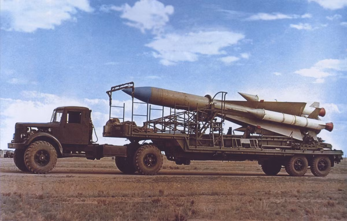S-200 Angara/Vega/Dubna thường gọi tắt là S-200 và có tên ký hiệu NATO là SA-5 Gammon là tổ hợp tên lửa đất đối không tầm xa được Liên Xô chế tạo và đi vào phục vụ trong biên chế quân đội các nước trên thế giới thứ năm 1967 tới nay. Nguồn ảnh: Southfront.