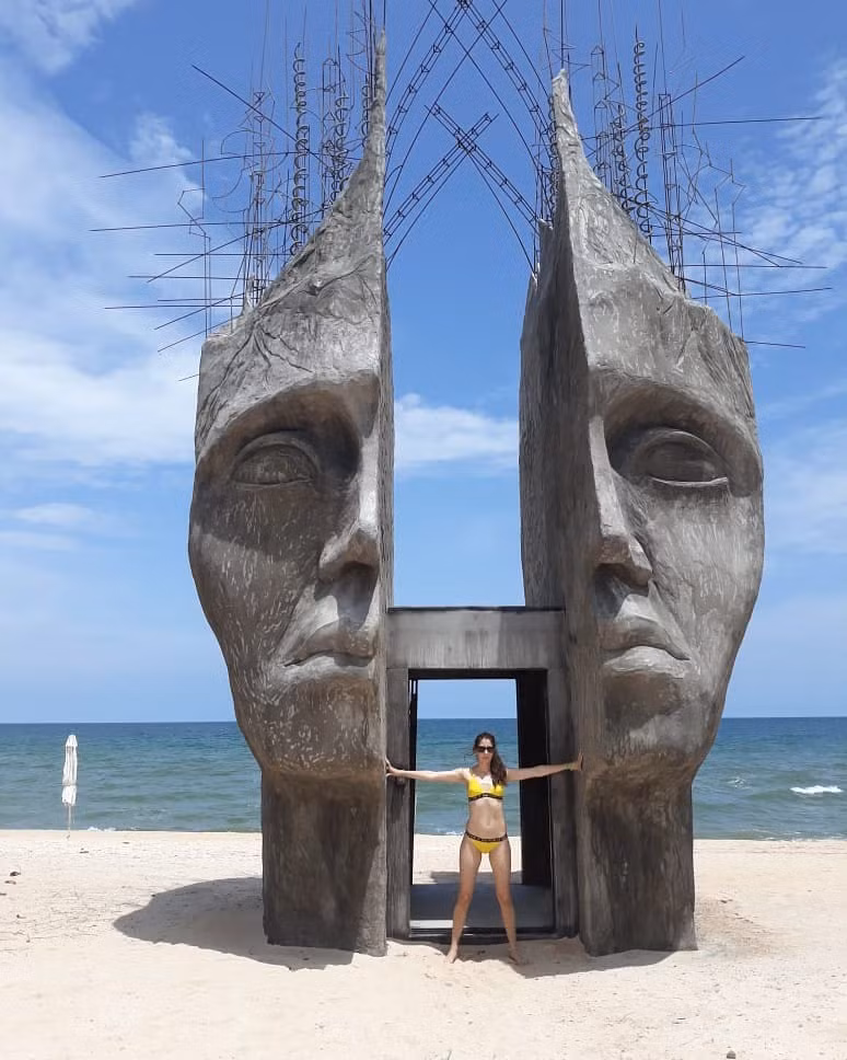 Cổng trời ấn tượng này nằm trong khu du lịch nghỉ dưỡng Sunset Sonato Beach Club thuộc xã Dương Tơ, Phú Quốc, cách sân bay quốc tế Phú Quốc chỉ vài phút chạy xe. Ảnh: @miazinak.