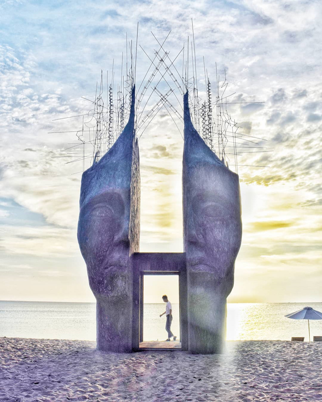 Xuất hiện từ năm 2017, cổng trời với thiết kế độc đáo hình mặt người cắt đôi bên bờ biển Phú Quốc (Kiên Giang) gây chú ý khi được nhiều travel blogger nước ngoài ghé thăm. Ảnh: @dathie.98.