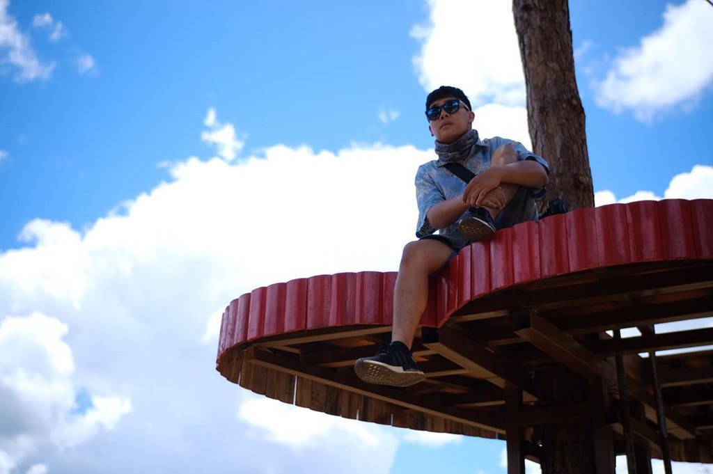 Thành phố mộng mơ Đà Lạt (Lâm Đồng) chưa khi nào khiến giới trẻ thất vọng với các địa điểm check-in “ảo diệu”. Mới đây, dân tình phát hiện Đà Lạt không chỉ có cây thông cô đơn ở đồi Thiên Phúc Đức vốn đã quá nổi tiếng, mà còn có cây thông phiên bản mới ở khu du lịch Hoa Sơn Điền Trang, nằm trên đèo Tà Nung, Lâm Đồng. Ảnh: @aickyu_zang.