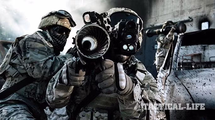 Tốc độ bắn tối đa của Carl-Gustaf M4 lên tới 6 viên mỗi phút. Tầm bắn hiệu quả đối với mục tiêu xe tăng tối đa 400 mét (tuỳ thuộc loại xe tăng). Trong khi đó tầm bắn hiệu quả với các mục tiêu bất động như công sự, nhà cửa, chiến hào,... có thể lên tới 1000 mét. Nguồn ảnh: Taticallife.