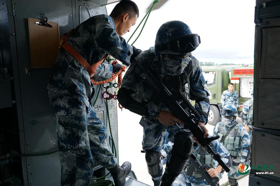 Buổi trình diễn giải cứu con tin được lực lượng dù Trung Quốc tổ chúc hồi đầu tháng 9 vừa rồi trong buổi lễ khai giảng của Trường Đại học Hàng không Trường Xuân của Trung Quốc. Nguồn ảnh: 81.CN.