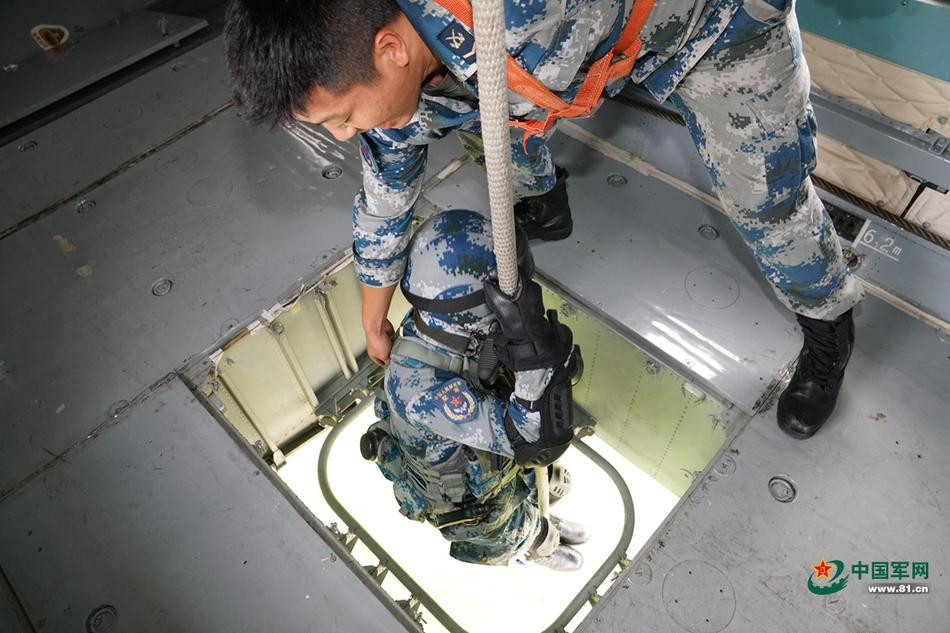 Buổi trình diễn có nội dung giải cứu con tin bằng phương pháp tiếp cận đường không. Đây là một trong số ít những lần lực lượng lính dù của Trung Quốc biểu diễn trước công chúng trong một sự kiện công khai như thế này. Nguồn ảnh: 81.CN.