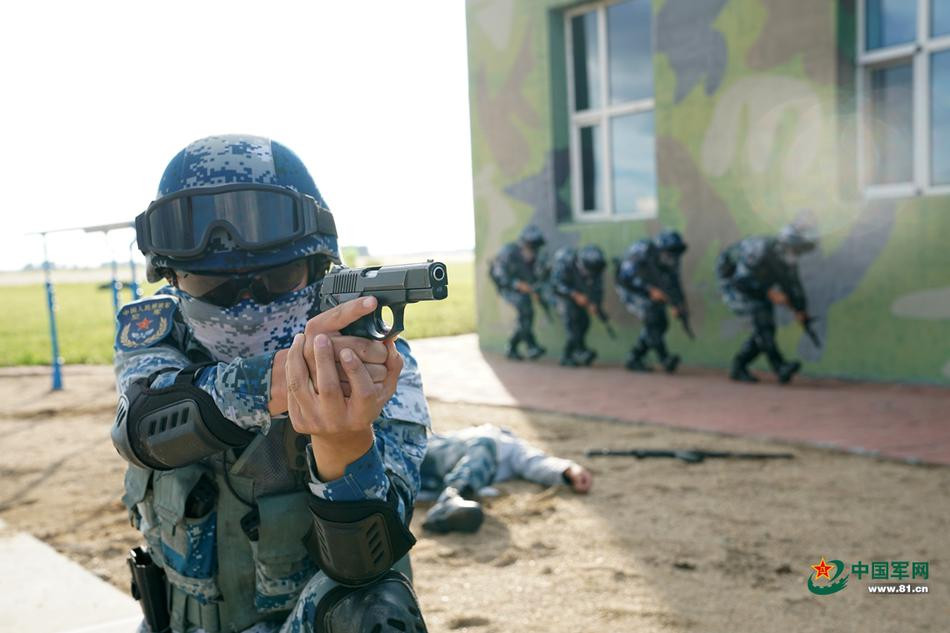 Quá trình tấn công phải tuyệt đối diễn ra nhanh gọn và dứt khoát, tránh trường hợp các đối tượng khủng bố quyết định xử tử con tin khi chúng biết mình đang bị tấn công. Nguồn ảnh: 81.CN.