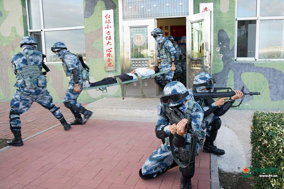 Đưa những người bị thương ra ngoài hiện trường. Nguồn ảnh: 81.CN.